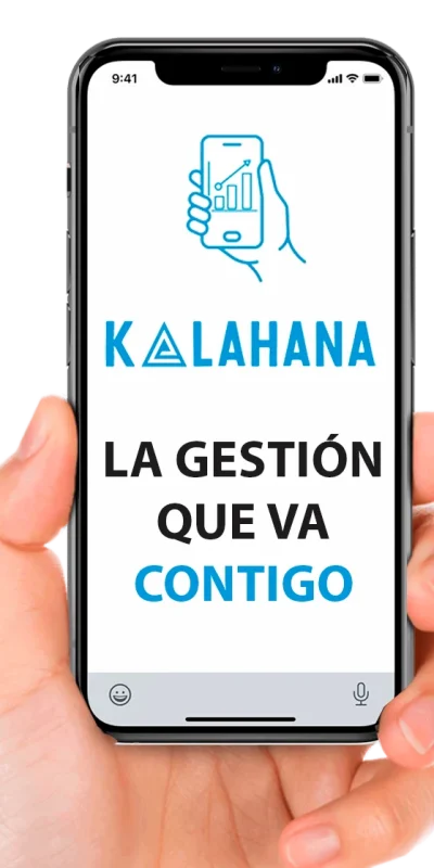Mano sujetando un móvil con Kalahana: la gestión que va contigo